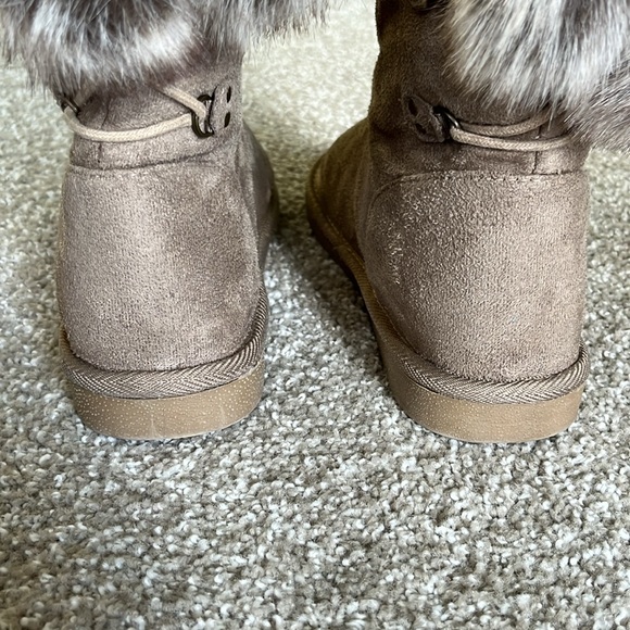 Casual Winter boots size 8 faux suede outer faux fur lining & lace up w Pom Pom - Picture 16 of 16